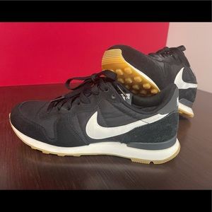 Wmns Nike Internationalist Sneakers